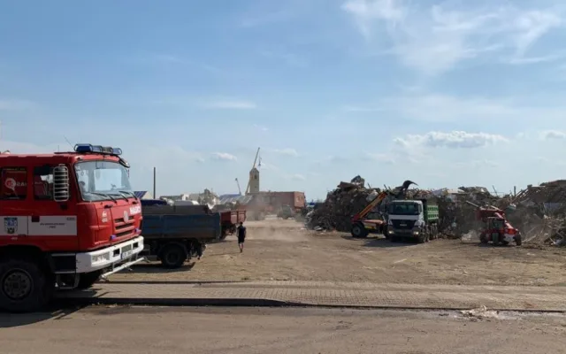 Pražští hasiči dnes pomáhali sundat poškozenou střechu kostela na jižní Moravě