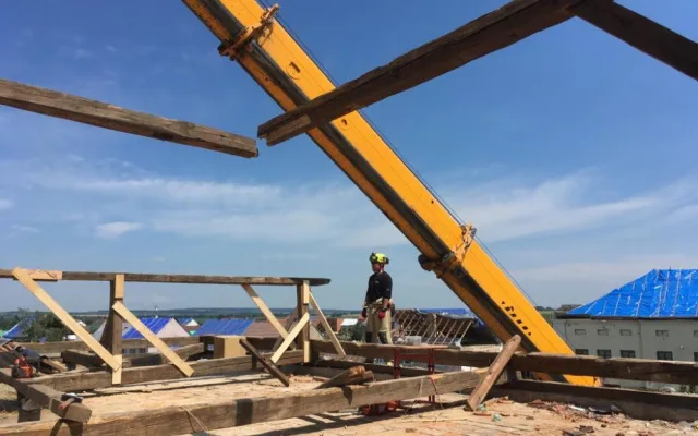 Pražští hasiči dnes pomáhali sundat poškozenou střechu kostela na jižní Moravě