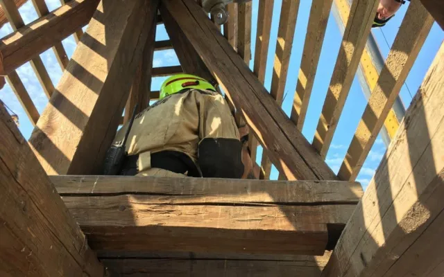 Pražští hasiči dnes pomáhali sundat poškozenou střechu kostela na jižní Moravě