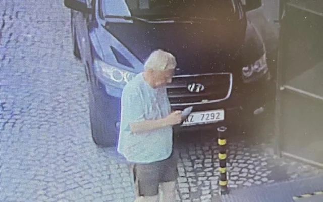 Policie pátrá po muži, který zaútočil na ženu leptavou látkou. Je nebezpečný a ozbrojený
