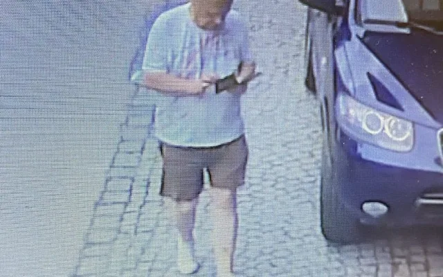 Policie pátrá po muži, který zaútočil na ženu leptavou látkou. Je nebezpečný a ozbrojený
