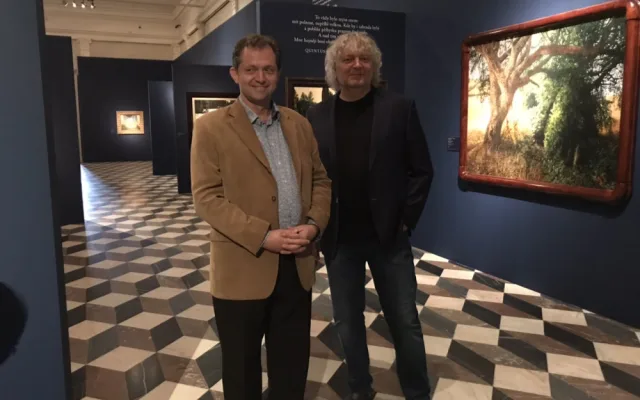 Kurátor výstavy Michael Zachař a malíř Ivan Exner