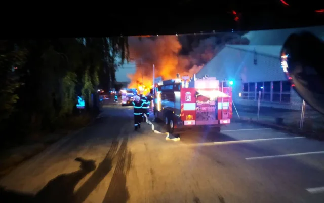 V Praze hořela hala veletržního areálu. Škoda je 150 milionů
