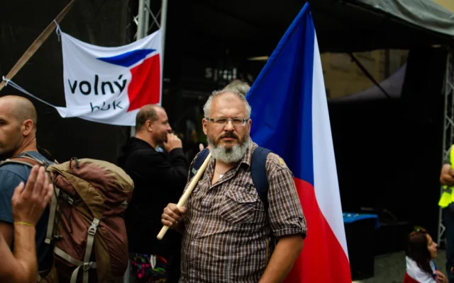 Demonstrace stovek odpůrců protikoronavirových opatření omezila provoz v Praze