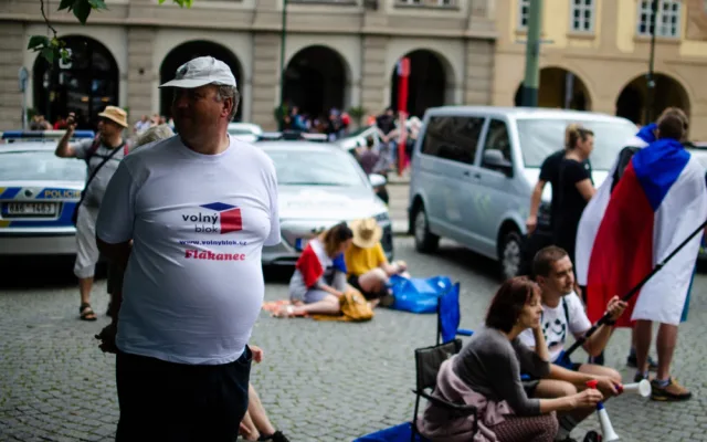 Demonstrace stovek odpůrců protikoronavirových opatření omezila provoz v Praze