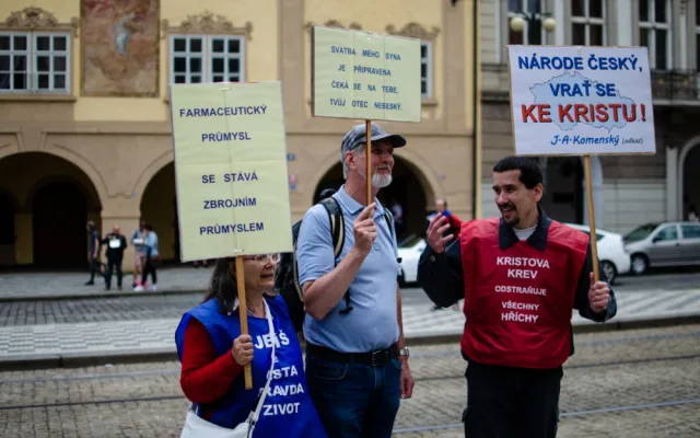 Demonstrace stovek odpůrců protikoronavirových opatření omezila provoz v Praze