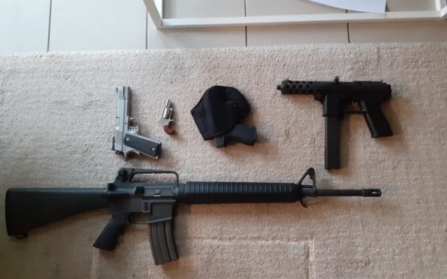 Kriminalisté rozbili gang dealerů kokainu a konopí. Našli drogy, hotovost i zbraně