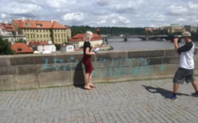 Vandal posprejoval Karlův most. Poničil zábradlí i sochu