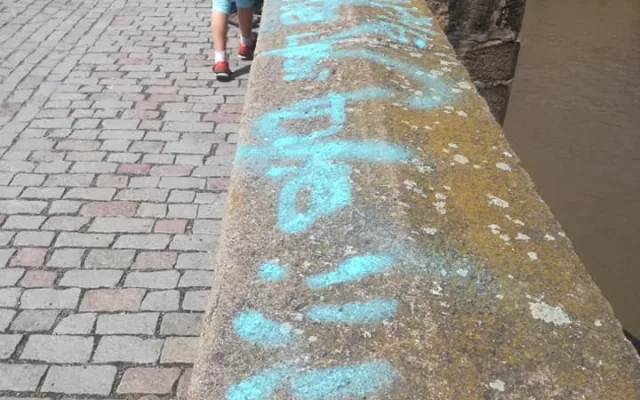 Vandal posprejoval Karlův most. Poničil zábradlí i sochu
