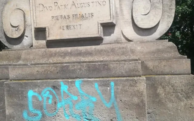 Vandal posprejoval Karlův most. Poničil zábradlí i sochu