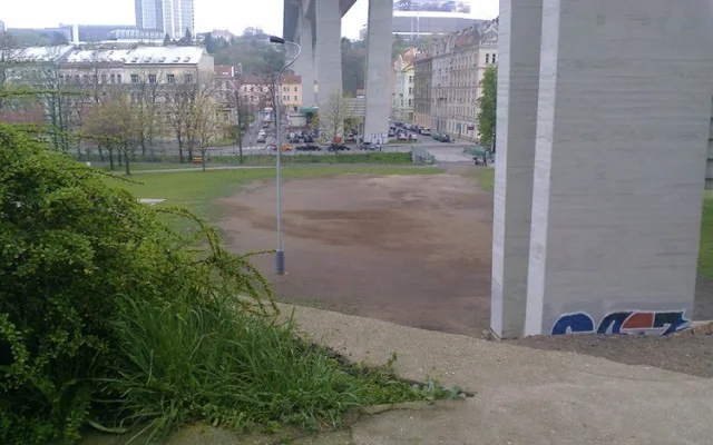 Místo udusané hlíny hřiště a zeleň. Pod Nuselákem vznikne volnočasový areál