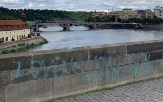 Restaurátor odstraňoval grafitti z Karlova mostu i v noci. Poškozování si nesmíme nechat líbit, říká