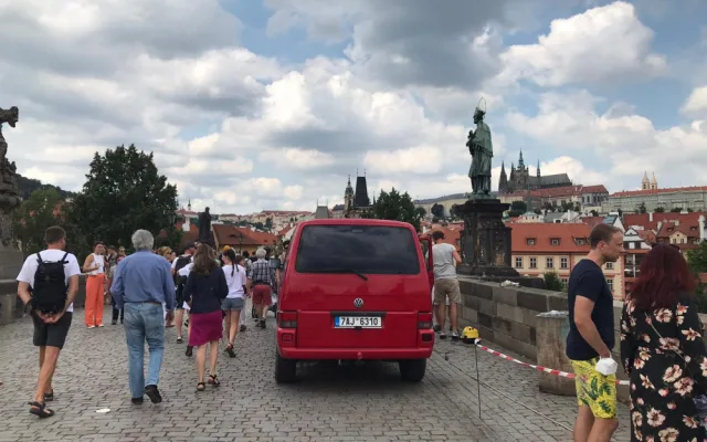 Restaurátor odstraňoval grafitti z Karlova mostu i v noci. Poškozování si nesmíme nechat líbit, říká