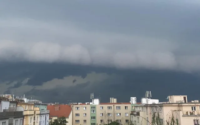 Obloha očima čtenářů. Podívejte se, jak vypadala včerejší bouřka v Praze