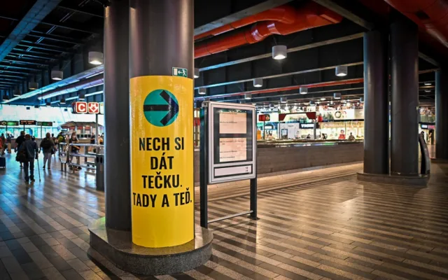 Boty nebo mobil za očkování. Na nádraží se první den nechalo očkovat 240 lidí, na Chodově 600