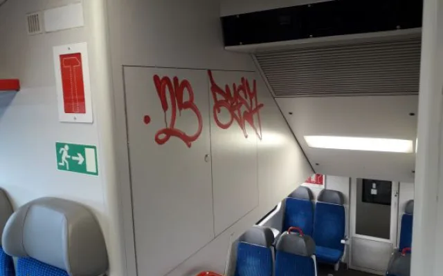 Vandal pomaloval interiér vlaku v Praze. Pátrá po něm policie
