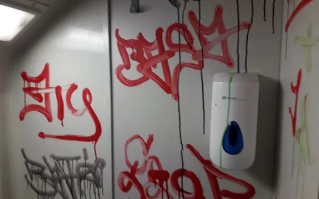 Vandal pomaloval interiér vlaku v Praze. Pátrá po něm policie