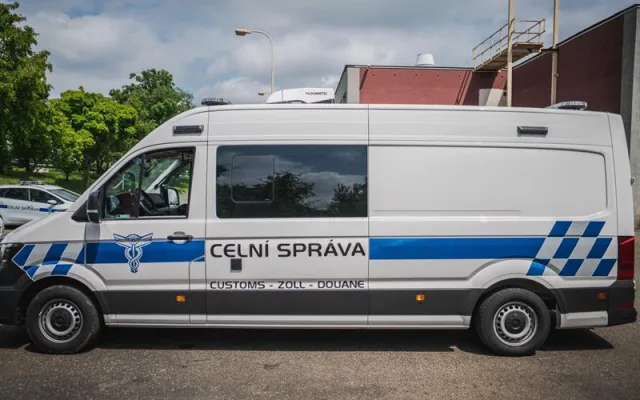Nový vůz k odhalování drog dostali pražští celníci