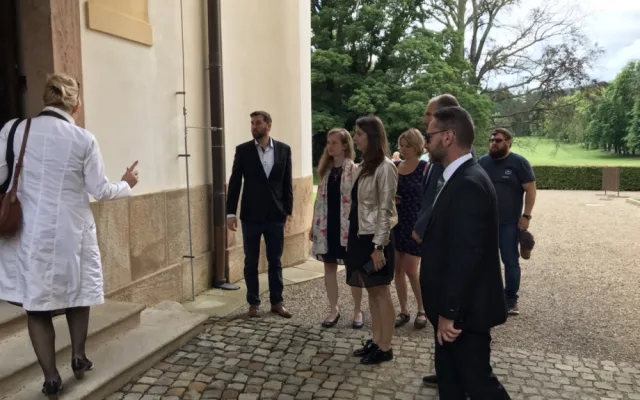 Lánský zámek je sídlem českých prezidentů již sto let. Veřejnosti se k jubileu otevřel přilehlý kostel