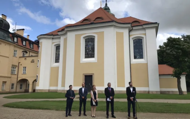 Lánský zámek je sídlem českých prezidentů již sto let. Veřejnosti se k jubileu otevřel přilehlý kostel