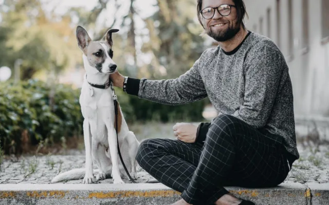 Film o psu Gumpovi, který míří příští týden do kin, představil nový videoklip