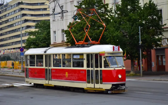 Prahou projel tramvajový průvod. Připomněl 130 let provozu elektrických tramvají