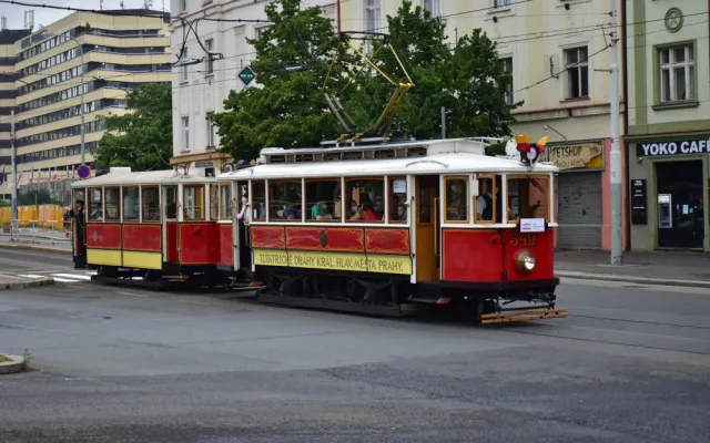 Prahou projel tramvajový průvod. Připomněl 130 let provozu elektrických tramvají