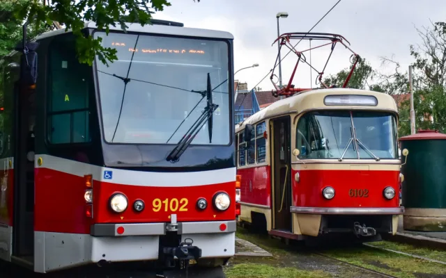 Prahou projel tramvajový průvod. Připomněl 130 let provozu elektrických tramvají