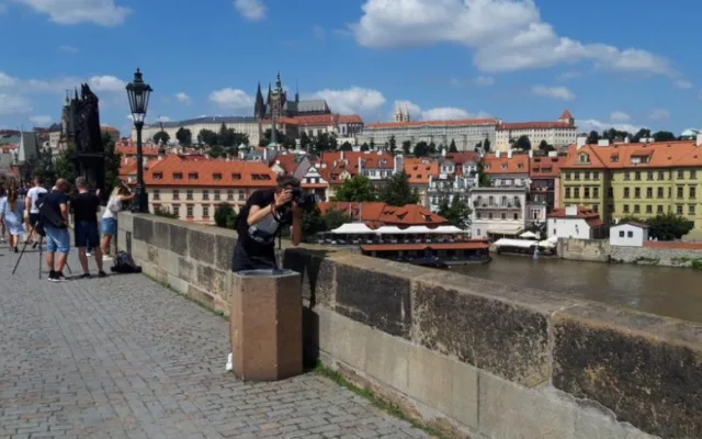 Vandal opět posprejoval Karlův most. Policie hledá svědky