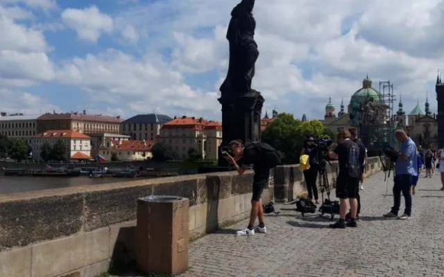 Vandal opět posprejoval Karlův most. Policie hledá svědky