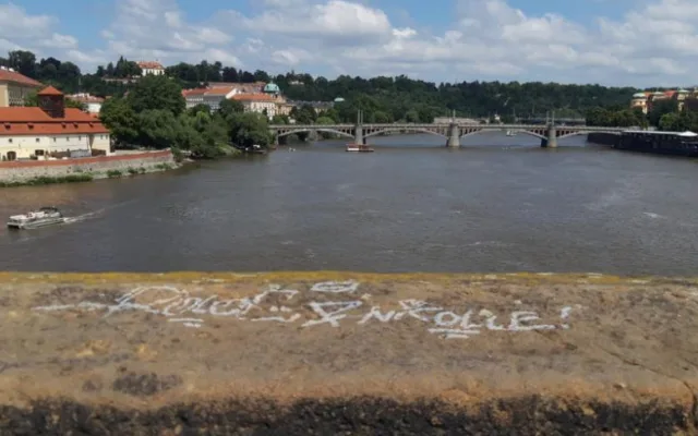 Vandal opět posprejoval Karlův most. Policie hledá svědky