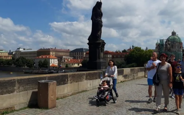 Vandal opět posprejoval Karlův most. Policie hledá svědky