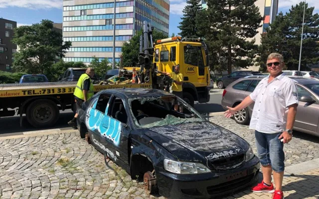Praha 10 odklízí vraky aut po desítkách