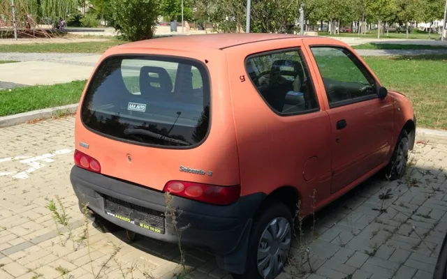 Praha 10 odklízí vraky aut po desítkách