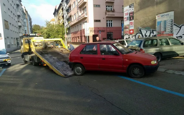Praha 10 odklízí vraky aut po desítkách