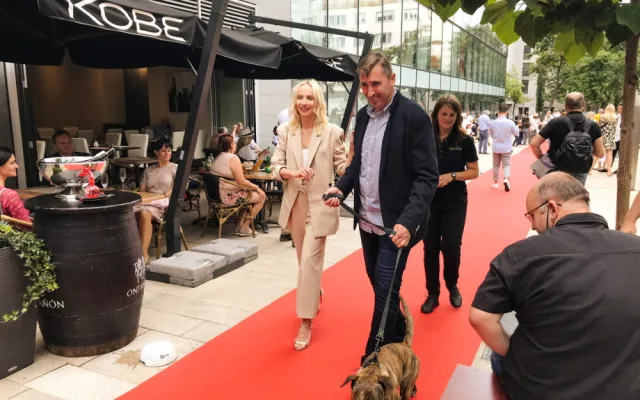 Film o psí a lidské lásce měl slavnostní premiéru. Po červeném koberci prošli psi i známé tváře