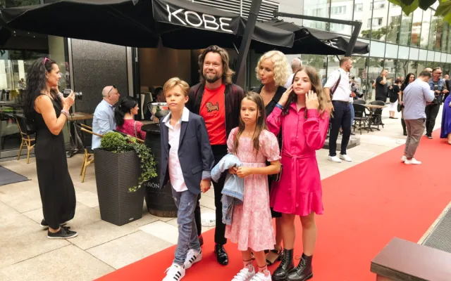 Film o psí a lidské lásce měl slavnostní premiéru. Po červeném koberci prošli psi i známé tváře