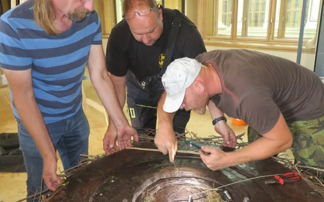 Experti ze záchranné stanice vyráběli čapí hnízdo pro novou expozici Národního muzea