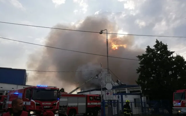 V Uhříněvsi hořela hala s drogistickým zbožím. Škoda je 120 milionů korun
