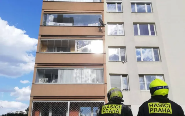 Při požáru v Praze zemřela žena. Přes dvacet dalších lidí zachránili hasiči