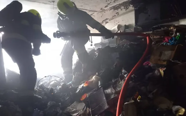 Při požáru v Praze zemřela žena. Přes dvacet dalších lidí zachránili hasiči