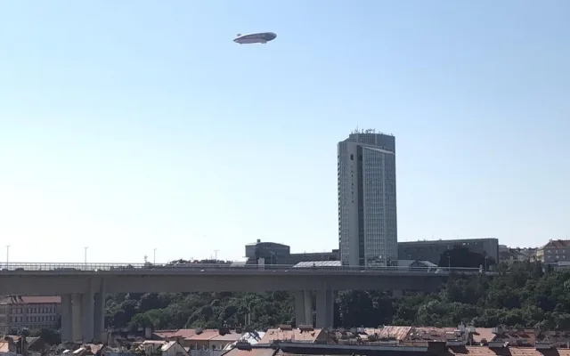 Nad Prahou krouží obří vzducholoď. Je největší svého druhu na světě