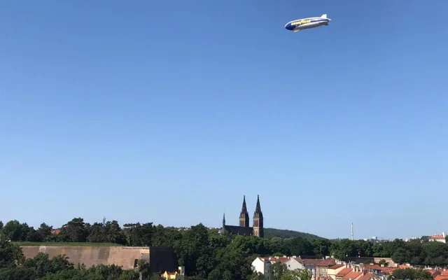 Nad Prahou krouží obří vzducholoď. Je největší svého druhu na světě