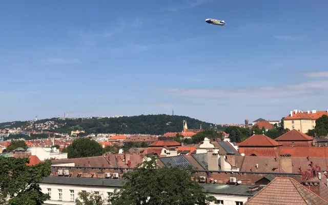 Nad Prahou krouží obří vzducholoď. Je největší svého druhu na světě