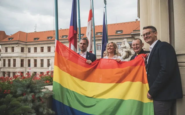 Dnes začíná festival Prague Pride. Duhová vlajka je na radnici i tramvajích