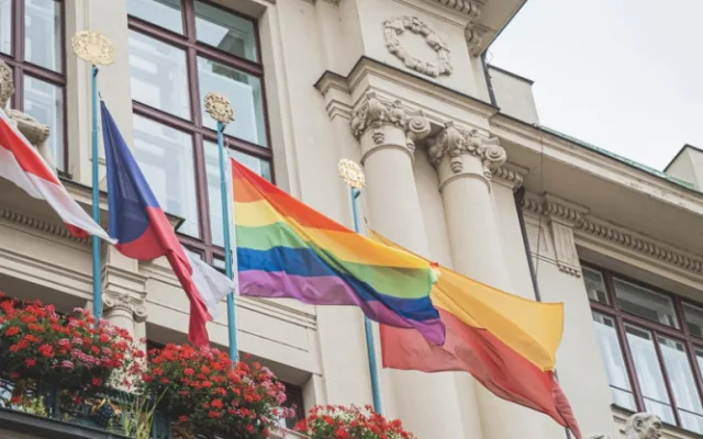 Dnes začíná festival Prague Pride. Duhová vlajka je na radnici i tramvajích