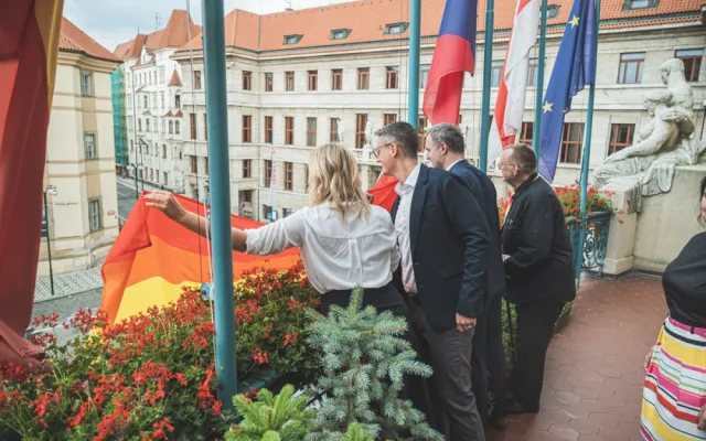 Dnes začíná festival Prague Pride. Duhová vlajka je na radnici i tramvajích