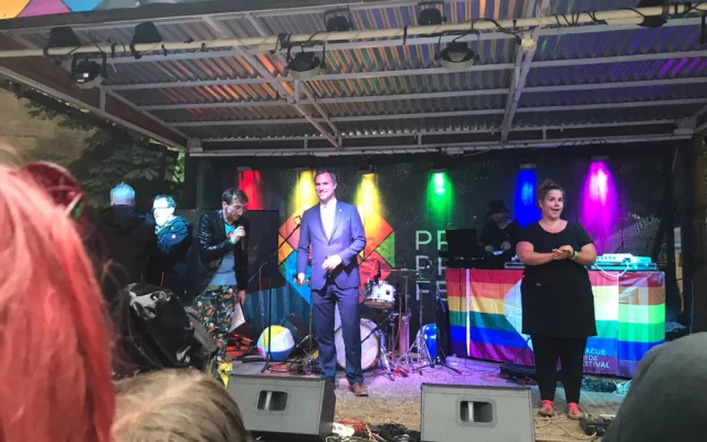 Slavnostního zahájení Prague Pride se účastní stovky lidí. Radost jim nezkazil ani déšť