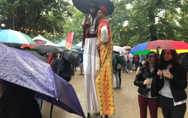 Slavnostního zahájení Prague Pride se účastní stovky lidí. Radost jim nezkazil ani déšť