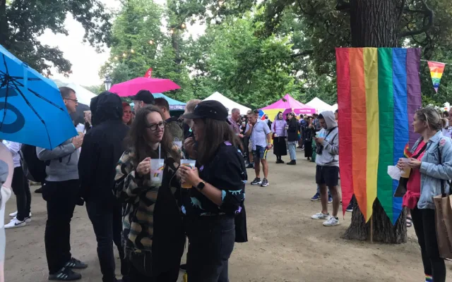 Slavnostního zahájení Prague Pride se účastní stovky lidí. Radost jim nezkazil ani déšť